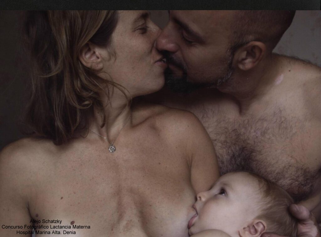 Un padre apoya a su pareja durante la lactancia.